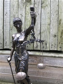 Een groot beeld van Vrouwe Justitia, brons-look,kado - 5