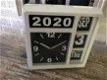 Een klok met jaar, datum en tijd, met standaard - 3 - Thumbnail