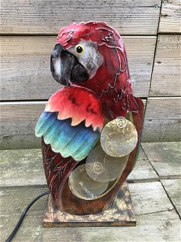 Een metalen lamp in de vorm van een papegaai,paegaai - 0