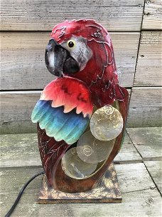 Een metalen lamp in de vorm van een papegaai,paegaai