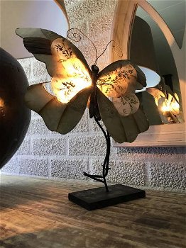 Een metalen lamp van een vlinder, heel mooi!-kado-lamp - 0