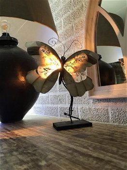 Een metalen lamp van een vlinder, heel mooi!-kado-lamp - 1