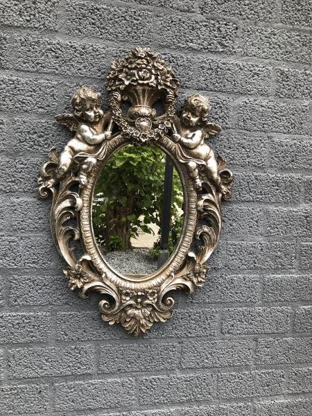 Een mooie decoratieve spiegel,zilveren omlijsting-2 engelen - nr. 1