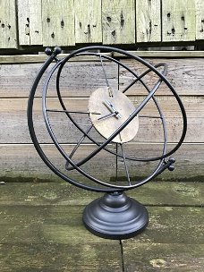 Een klok verwerkt in een wereldbol, heel fraai-klok