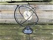Een klok verwerkt in een wereldbol, heel fraai-klok - 4 - Thumbnail
