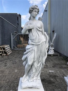 Grieks beeld van Artemis, godin van de jacht. -tuinbeeld. - 0