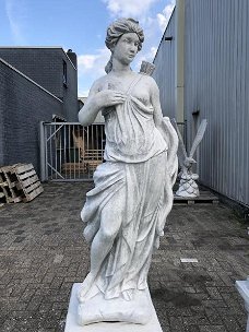 Grieks beeld van Artemis, godin van de jacht. -tuinbeeld.