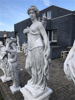 Grieks beeld van Artemis, godin van de jacht. -tuinbeeld. - 1
