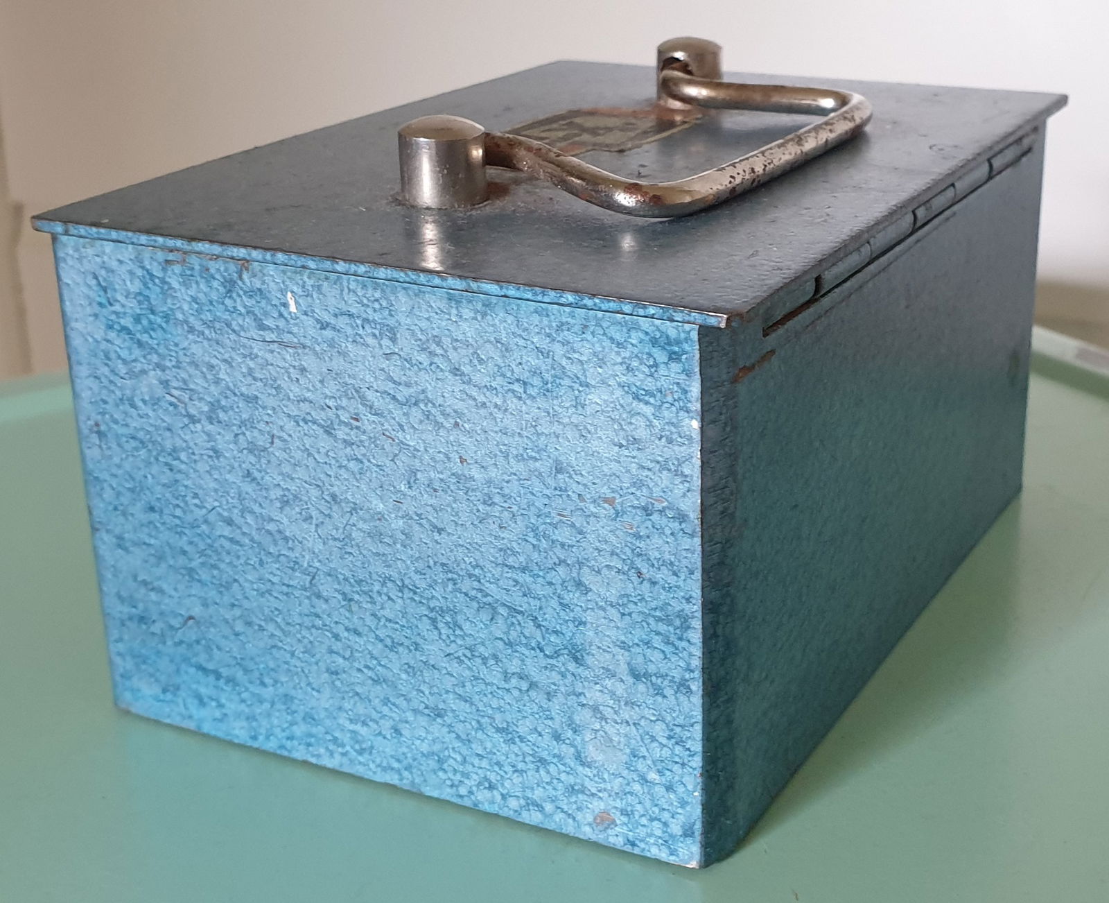Leuk klein blauw hamerslag geldkistje - Afbeelding 2