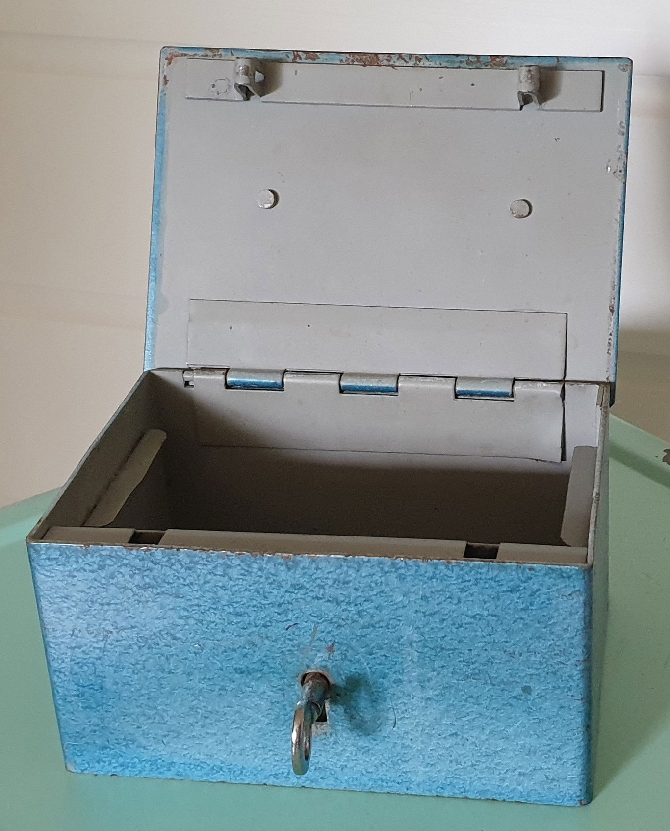 Leuk klein blauw hamerslag geldkistje - Afbeelding 3
