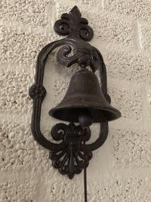 Prachtig wandornament met een mooie deurpost bel- koord 