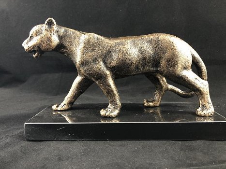 Een brons iron beeld/sculptuur - een leeuwin.-kado-beeld - 0