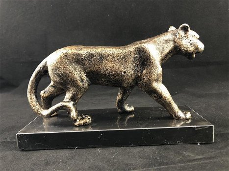 Een brons iron beeld/sculptuur - een leeuwin.-kado-beeld - 3