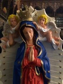 Prachtig fors Maria beeld met engelen polystone vol in kleur
