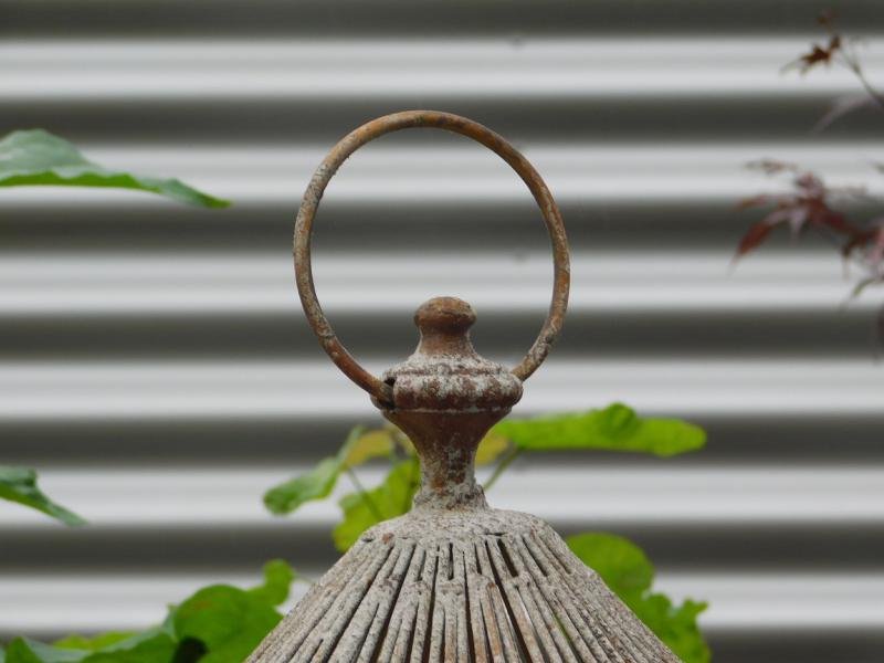 Klassieke vogelkooi, antiek ogende bird cage op voet,vogel - Afbeelding 4