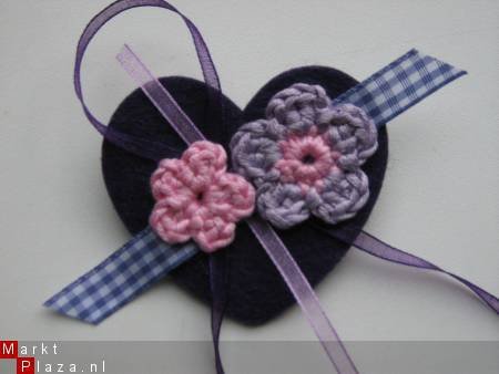 ** Vilten broche met gehaakte bloemetjes en lint (paars) - nr. 1