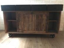 Fraai dressoir met 2 schuifdeuren en 4 lades, ijzeren wielen - nr. 1