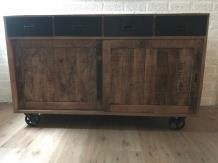 Fraai dressoir met 2 schuifdeuren en 4 lades, ijzeren wielen - Afbeelding 2