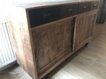 Fraai dressoir met 2 schuifdeuren en 4 lades, ijzeren wielen - Afbeelding 4