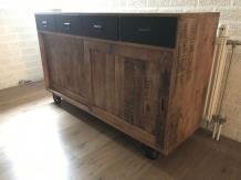 Fraai dressoir met 2 schuifdeuren en 4 lades, ijzeren wielen - Afbeelding 5