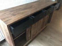 Fraai dressoir met 2 schuifdeuren en 4 lades, ijzeren wielen - Afbeelding 6
