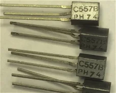 Transistoren BC547B  (NPN) , BC557B (PNP) in TO92 behuizing.