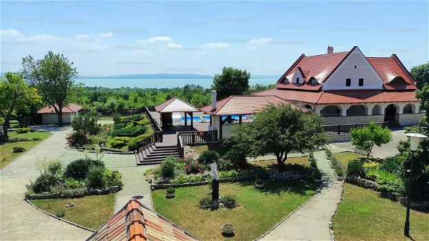 Villa aan het Balatonmeer met manege en uniek panorama, Hongarije - 0