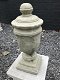 Een stenen urn, grafdecoratie in een grijze kleur - urn - 0 - Thumbnail