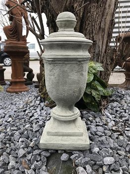 Een stenen urn, grafdecoratie in een grijze kleur - urn - 1