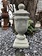Een stenen urn, grafdecoratie in een grijze kleur - urn - 1 - Thumbnail