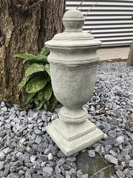 Een stenen urn, grafdecoratie in een grijze kleur - urn - 2