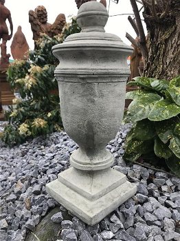 Een stenen urn, grafdecoratie in een grijze kleur - urn - 3
