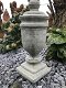 Een stenen urn, grafdecoratie in een grijze kleur - urn - 3 - Thumbnail