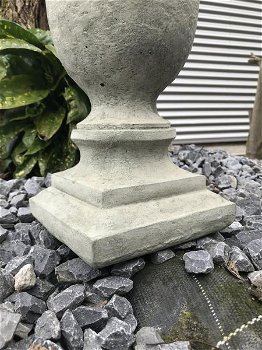 Een stenen urn, grafdecoratie in een grijze kleur - urn - 4