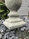 Een stenen urn, grafdecoratie in een grijze kleur - urn - 4 - Thumbnail