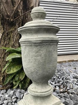 Een stenen urn, grafdecoratie in een grijze kleur - urn - 5