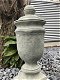 Een stenen urn, grafdecoratie in een grijze kleur - urn - 5 - Thumbnail