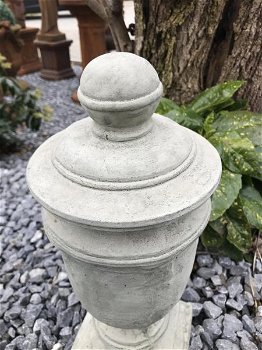 Een stenen urn, grafdecoratie in een grijze kleur - urn - 6
