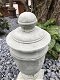 Een stenen urn, grafdecoratie in een grijze kleur - urn - 6 - Thumbnail