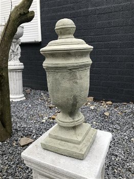 Een stenen urn, grafdecoratie in een grijze kleur - urn - 7