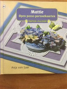 Anja Van Laar – Papier Plezier  – Mattie  Open Passe- Partoutkaarten (Hardcover/Gebonden) Nieuw