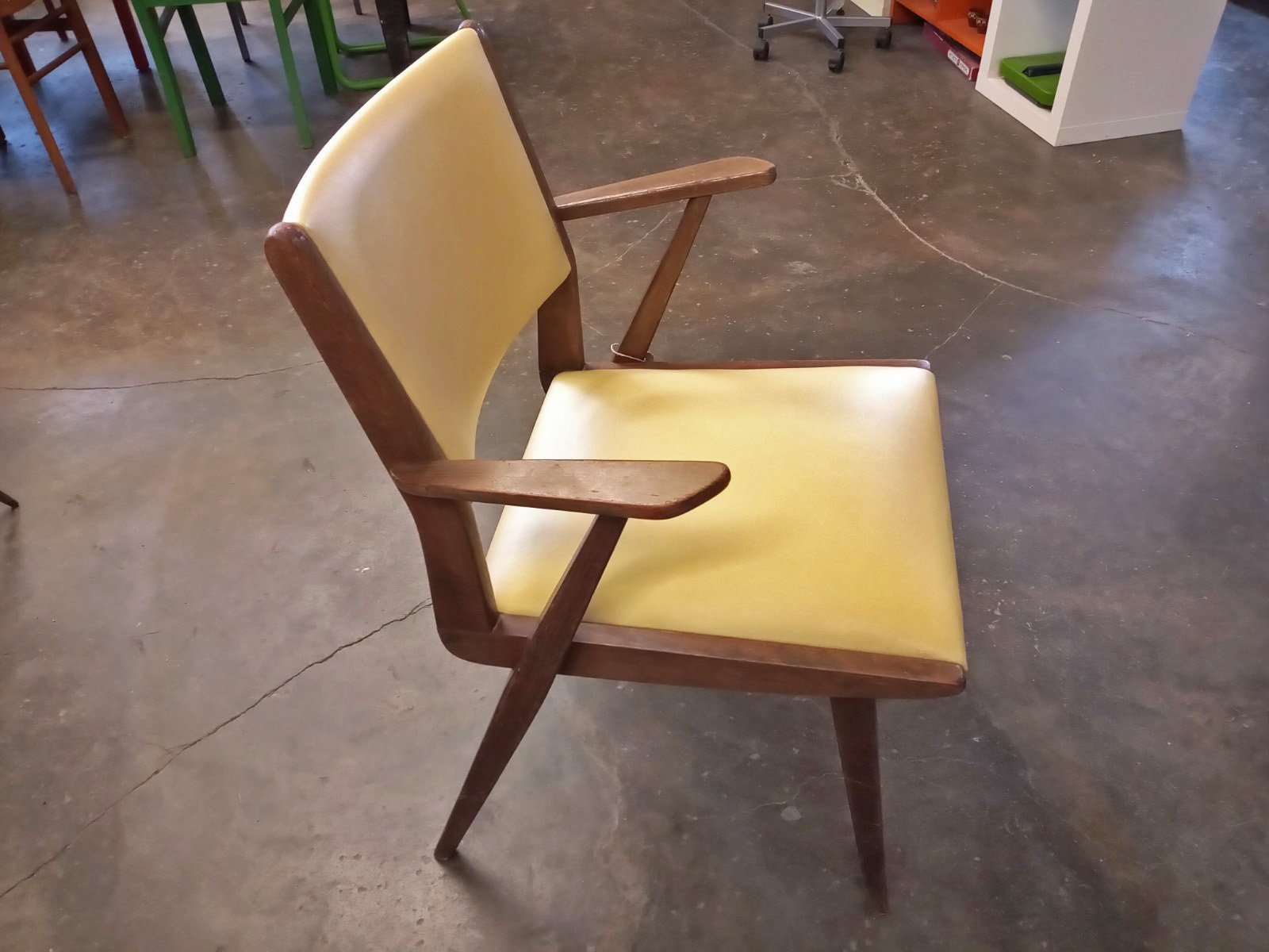Leuke vintage stoel lichtgeel - nr. 1