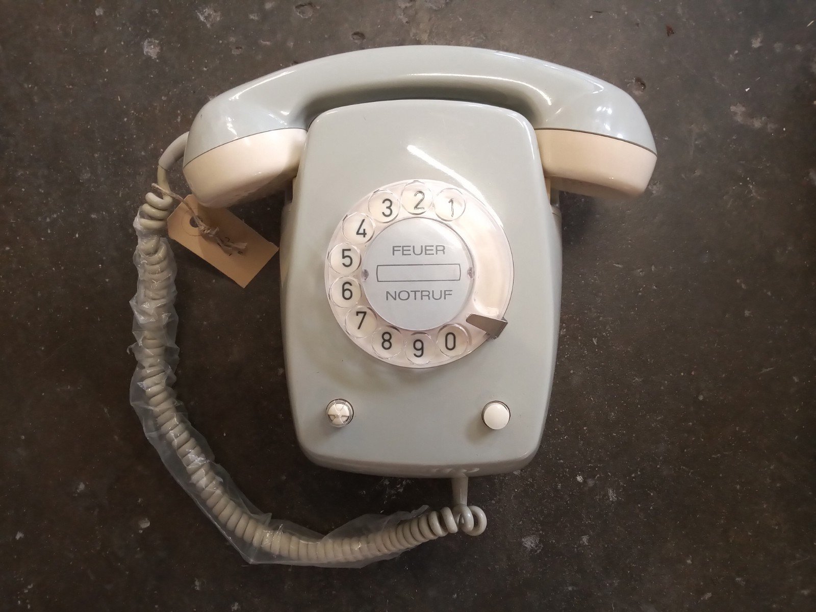retro grijze telefoons met draaischijf - Afbeelding 2