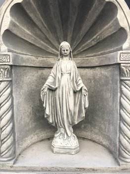 Beeld Maria in een kapel, om te bidden, Mariakapel - 3