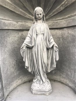 Beeld Maria in een kapel, om te bidden, Mariakapel - 6