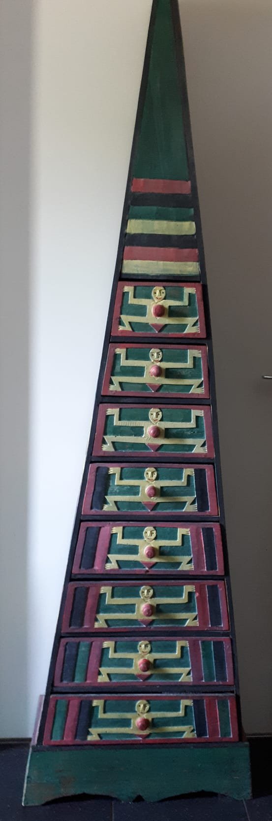 Pyramide kast - nr. 1