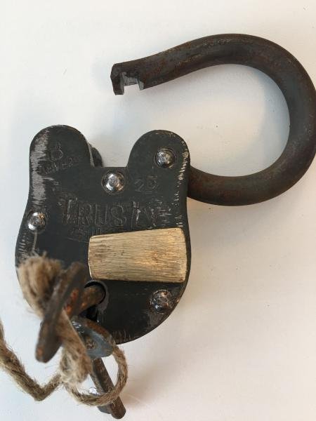 Oude kasteel hangslot - TRUSTY - hangslot, poortslot,kado - Afbeelding 3