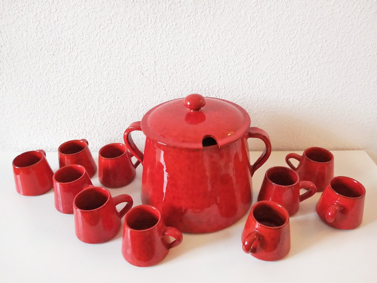 Schaal van rood aardewerk met 10 kopjes - nr. 1