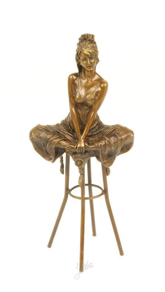 Een bronzen beeld-zittende dame op barkruk-deco-pikant - nr. 1