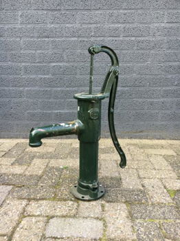 Ouderwetse waterpomp, vol gietijzer, groen-waterpomp - 0